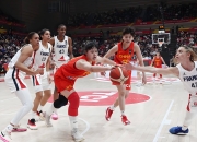 WNBA球员在社交媒体上分享训练日常，展现职业态度的简单介绍